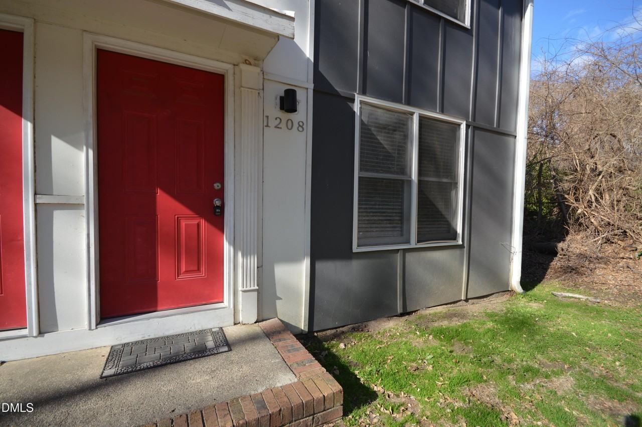 1208 Carlton Ave - Photo 3 of 19