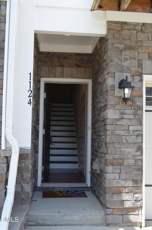 1124 Finch Ct - Photo 5 of 50