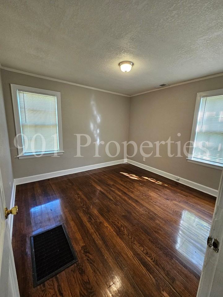 770 Goodman St #1 - Photo 5 of 10