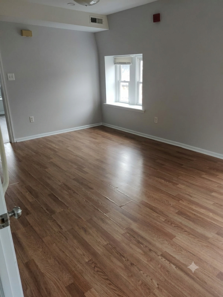 516 W Queen Ln - Photo 3 of 5