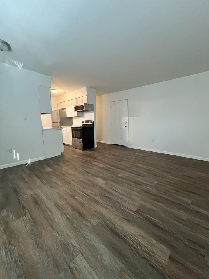 853 E Washington Ave #B12 - Photo 3 of 10