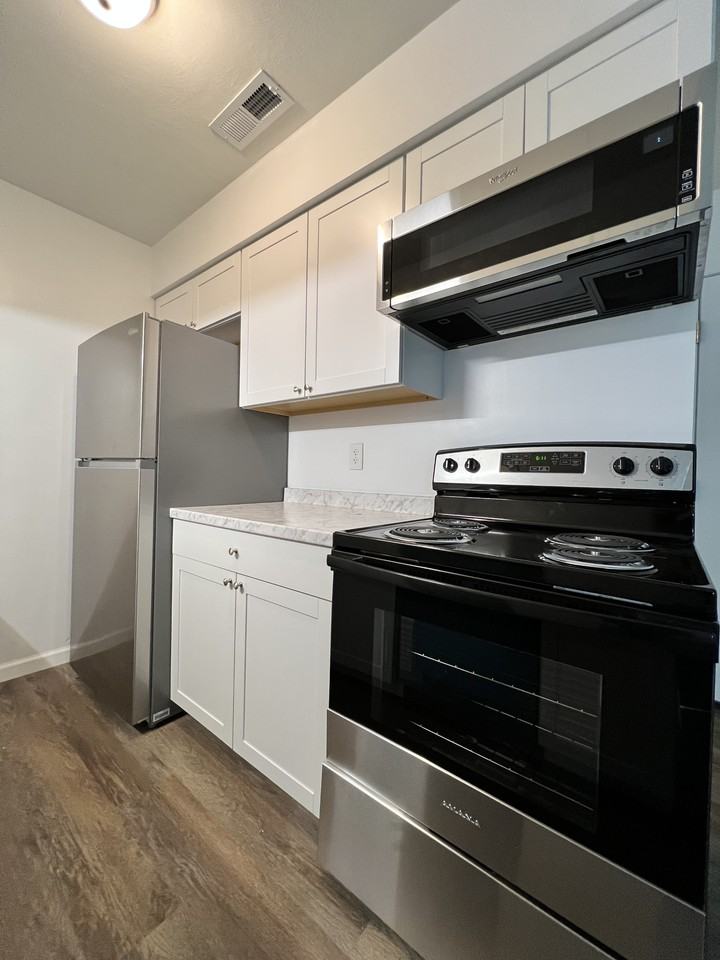 853 E Washington Ave #B12 - Photo 5 of 10