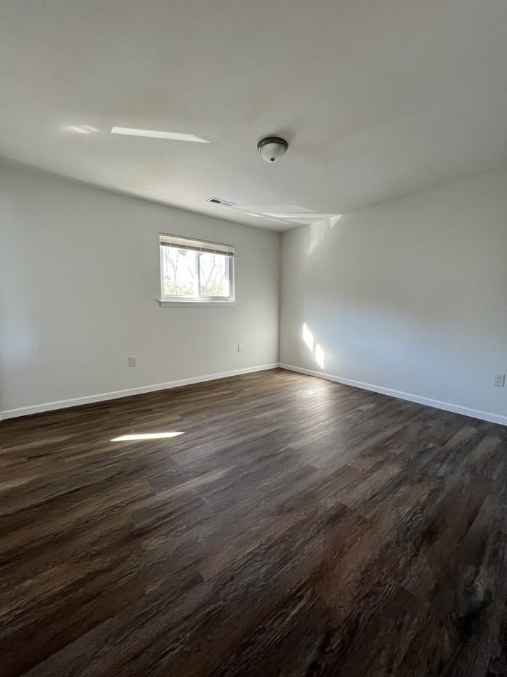 853 E Washington Ave #B12 - Photo 7 of 10