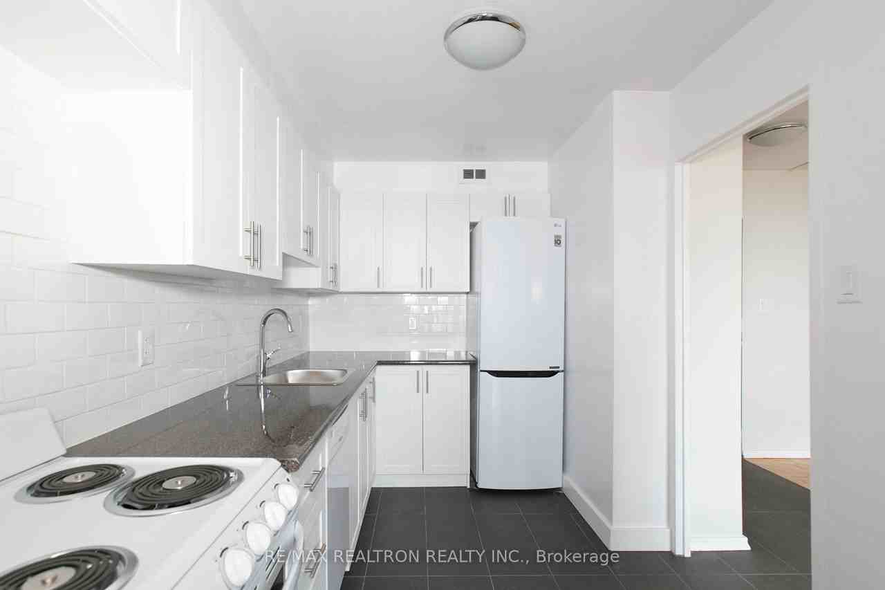 6200 Bathurst Street #601 - Photo 5 of 12