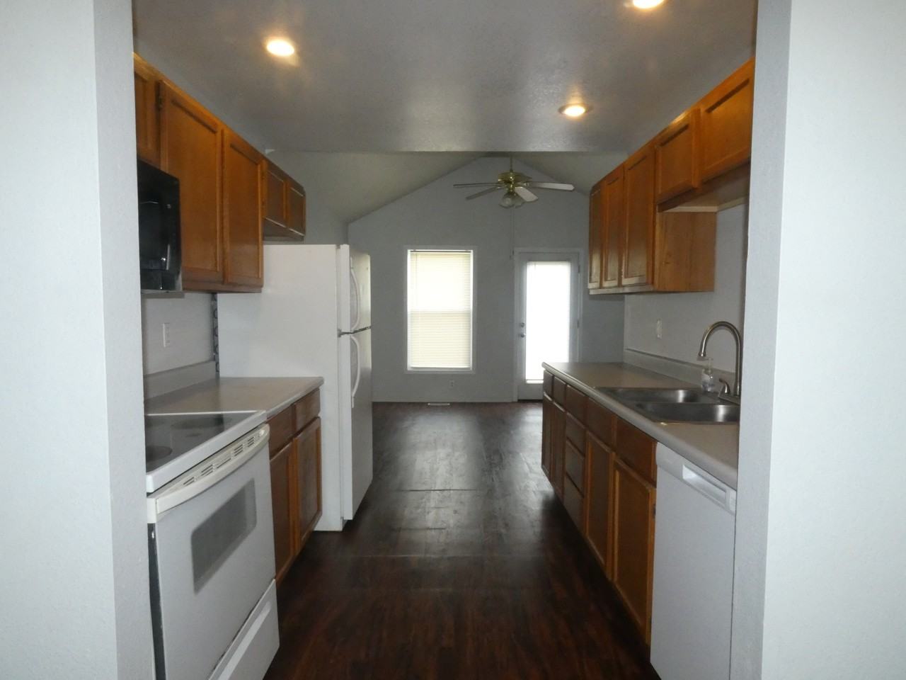 275 Hazel Ct - Photo 4 of 20