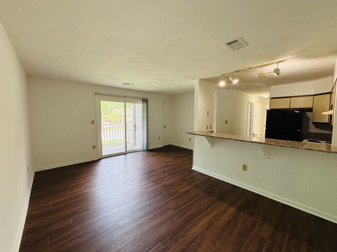 1205 University Ter Apt G - Photo 5 of 19