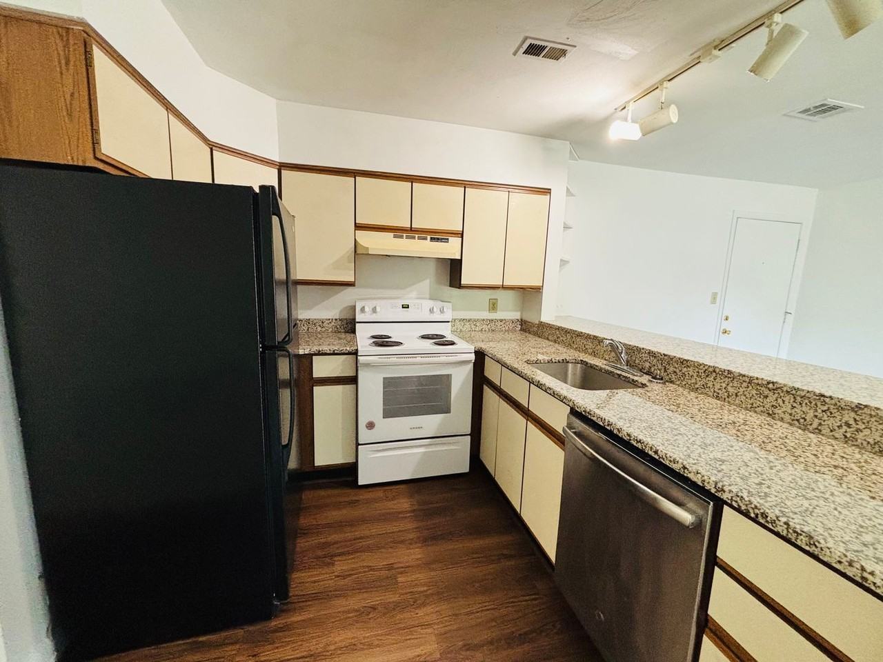 1205 University Ter Apt G - Photo 7 of 19