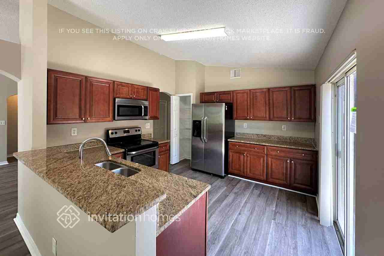 15927 Sw 82nd St - Photo 5 of 13