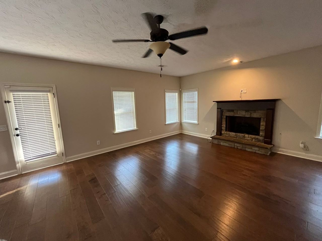 1247 Cottage Pointe Ct - Photo 4 of 34
