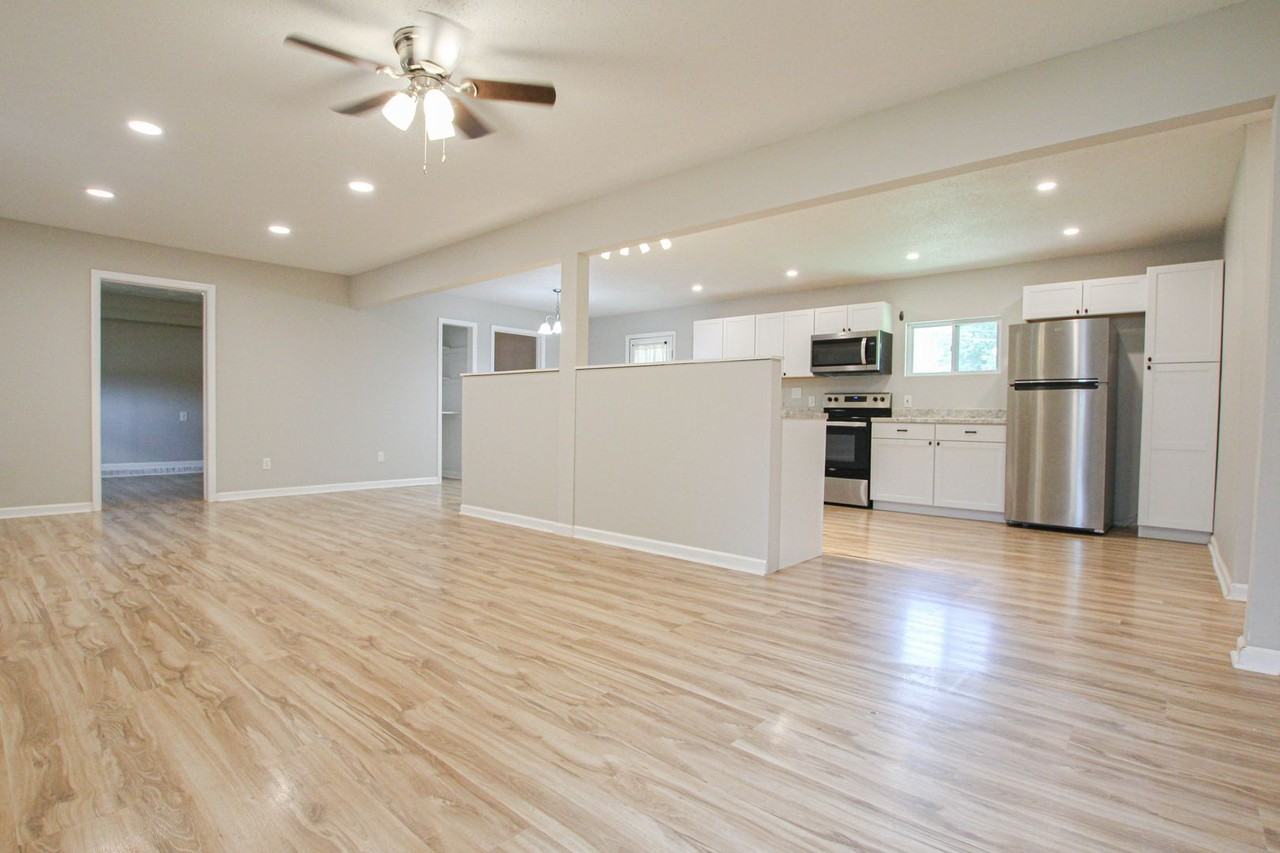 219 Hallbrook Dr - Photo 4 of 15