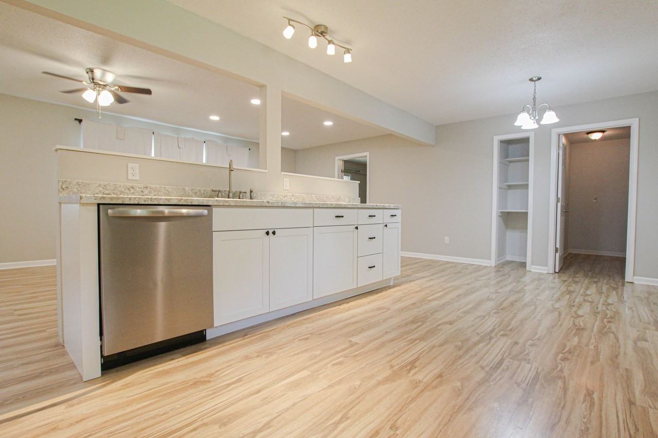 219 Hallbrook Dr - Photo 5 of 15