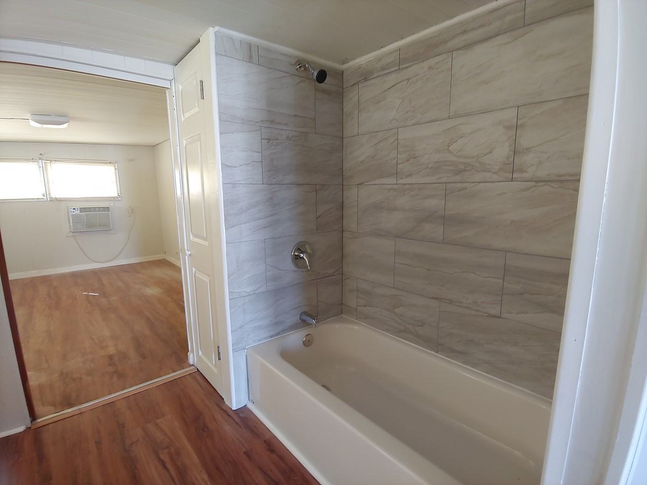 912 49th Ave W - Photo 5 of 16