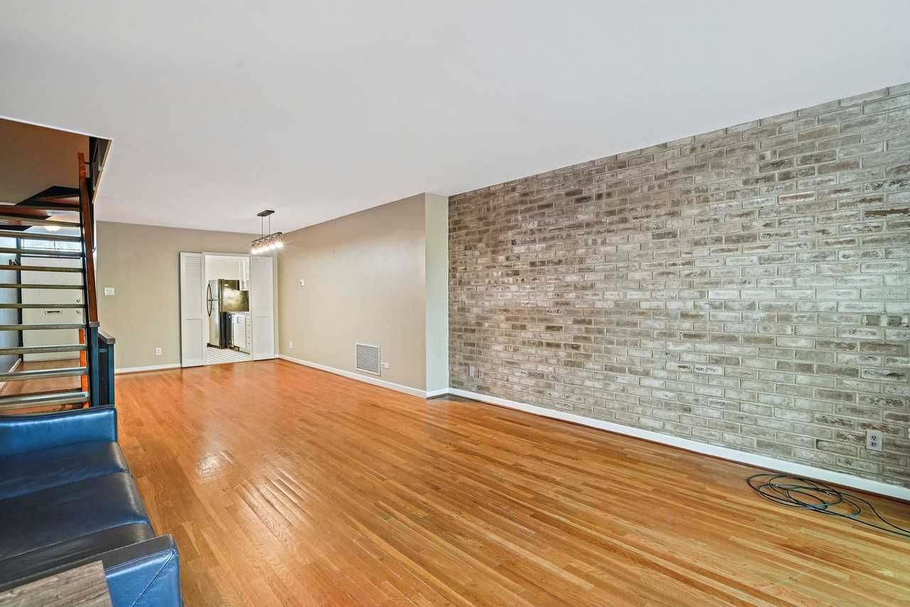 1285 Delaware Ave Sw - Photo 3 of 43