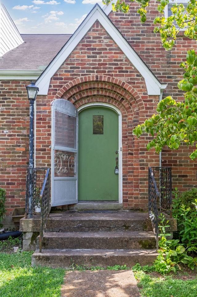 915 Winston Pl - Photo 2 of 18