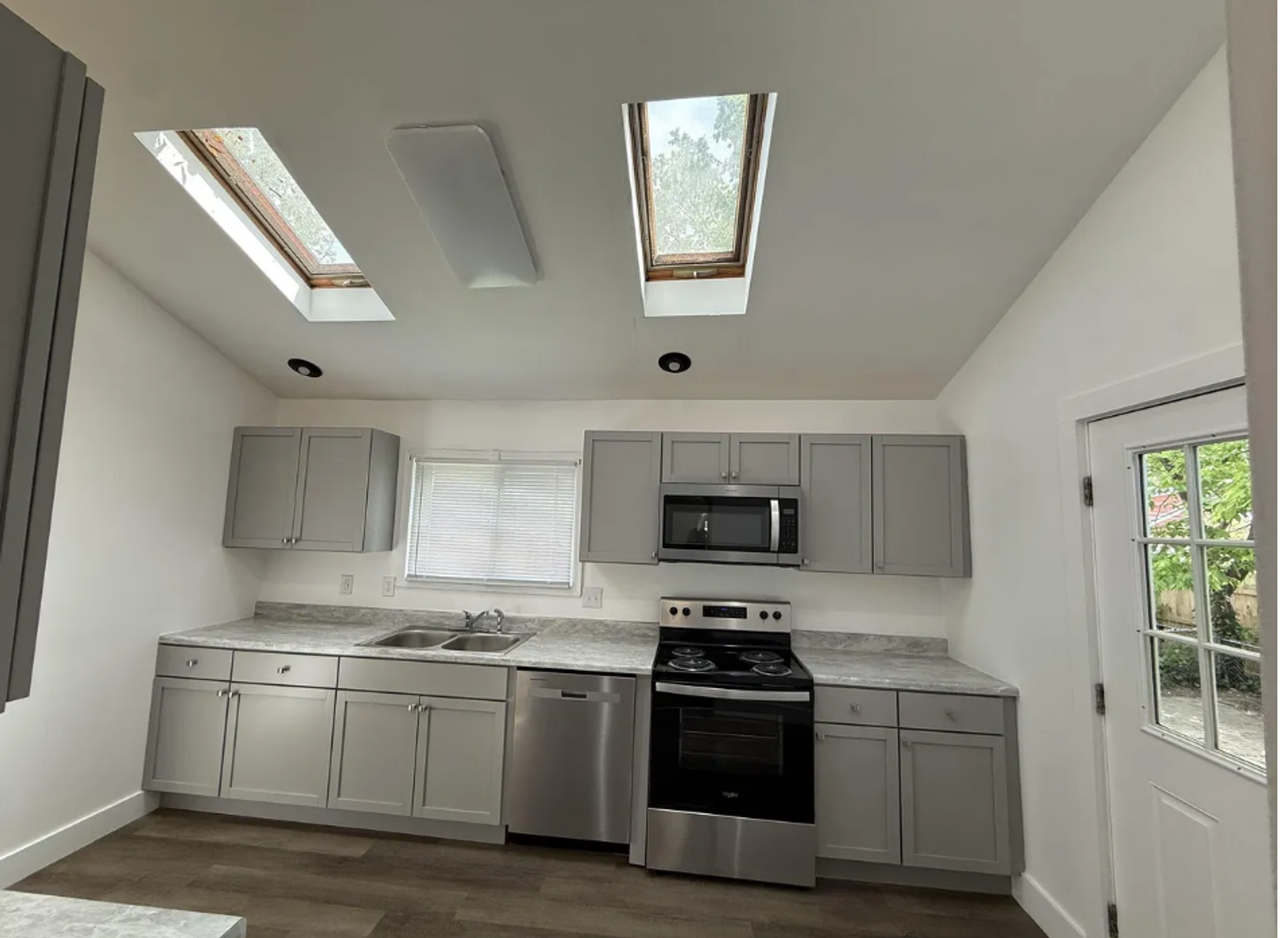 1109 Adams St - Photo 4 of 19