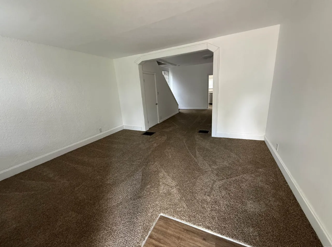 1109 Adams St - Photo 5 of 19