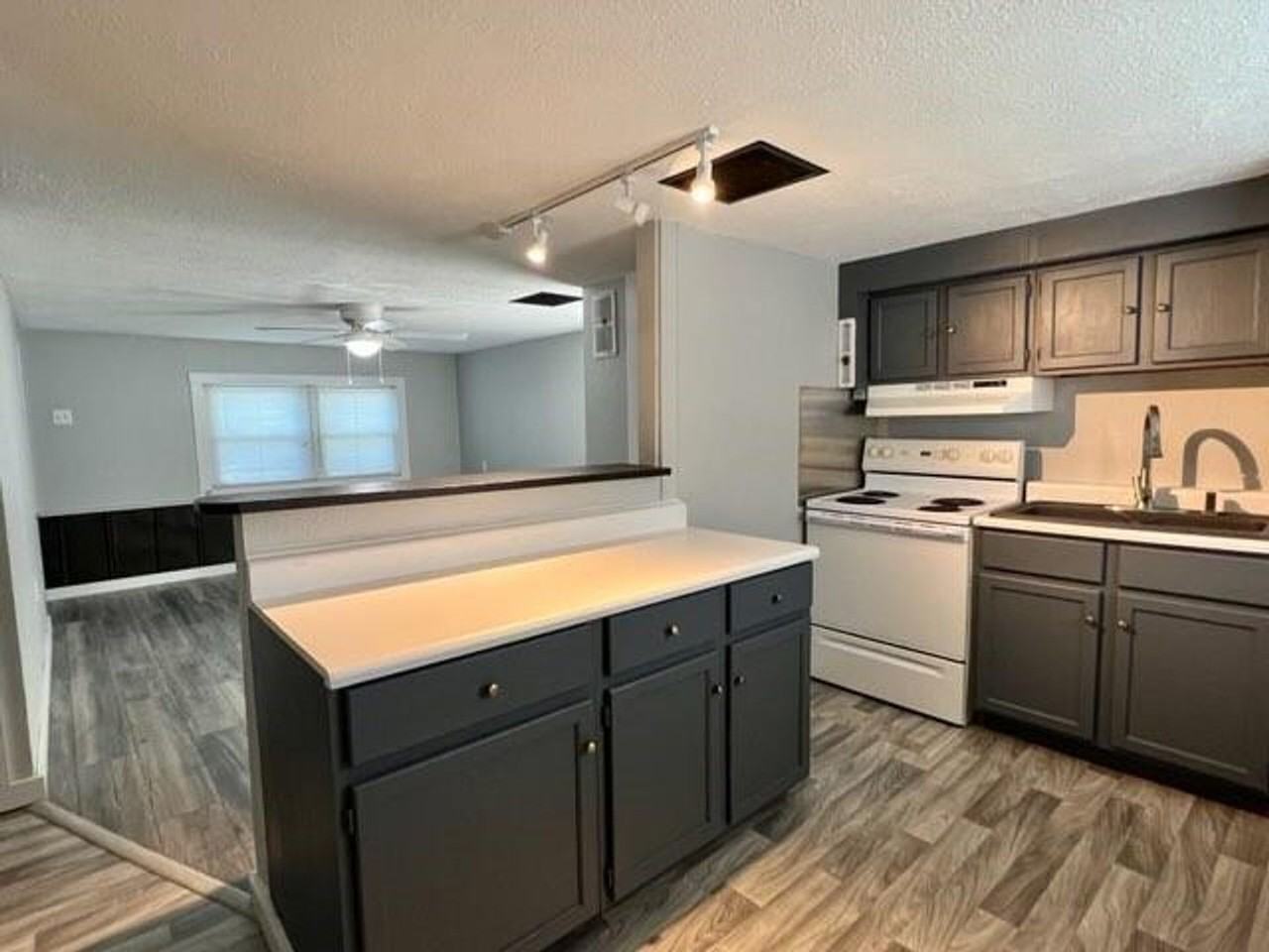726 Cleveland St - Photo 2 of 11