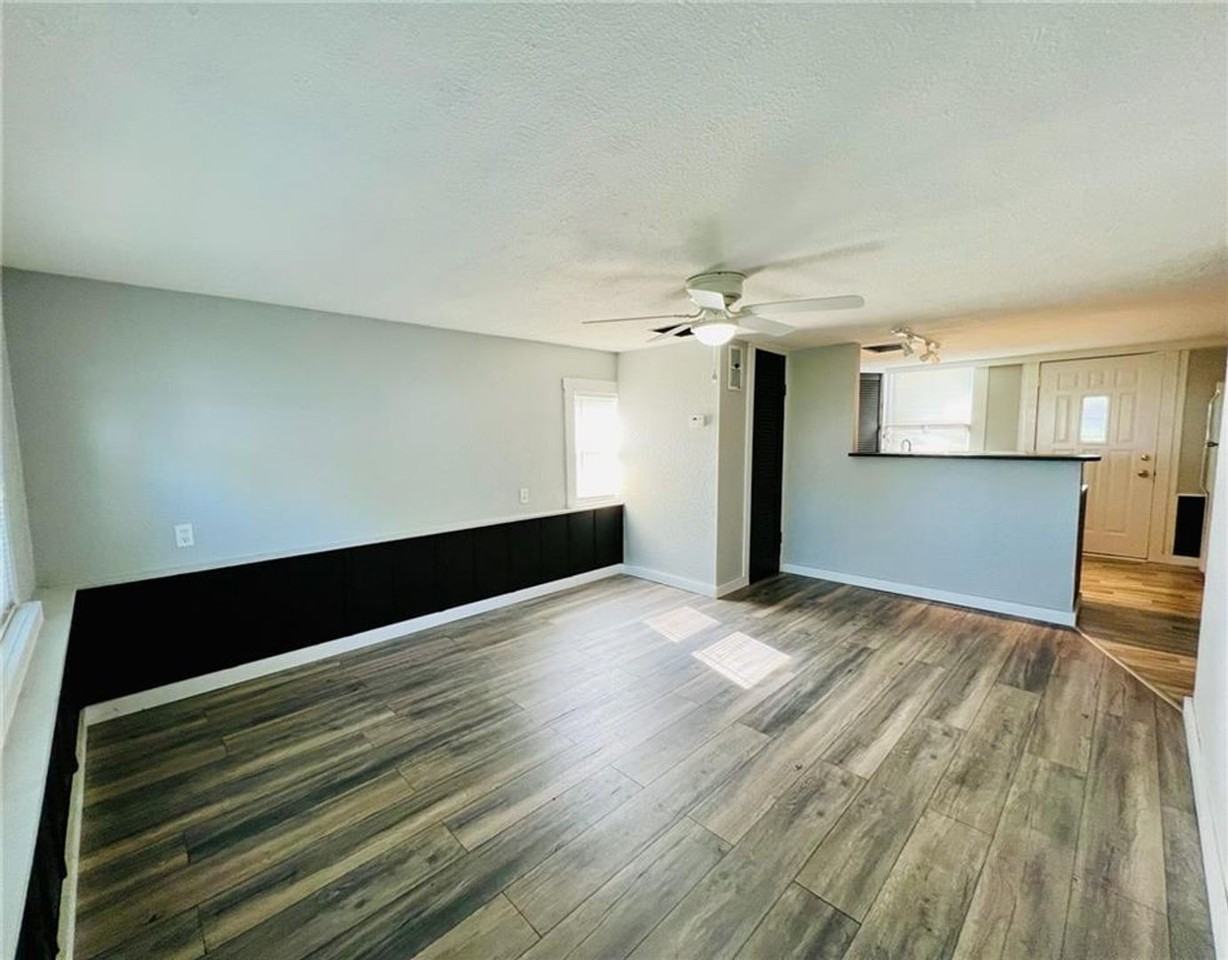 726 Cleveland St - Photo 4 of 11