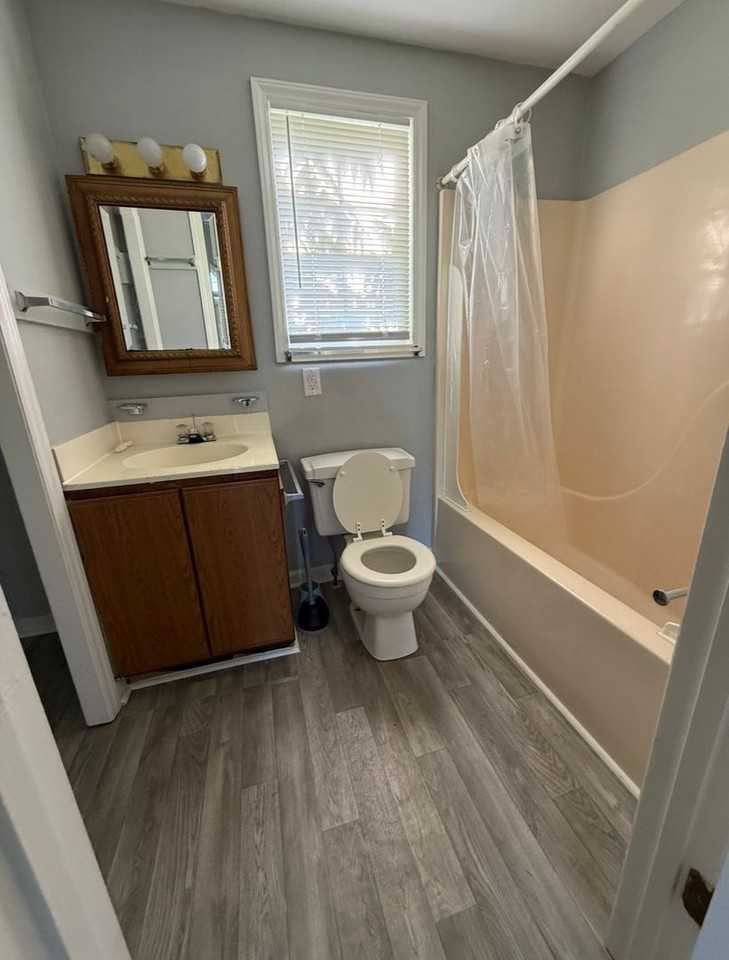 1421 W 4th St - Photo 3 of 6