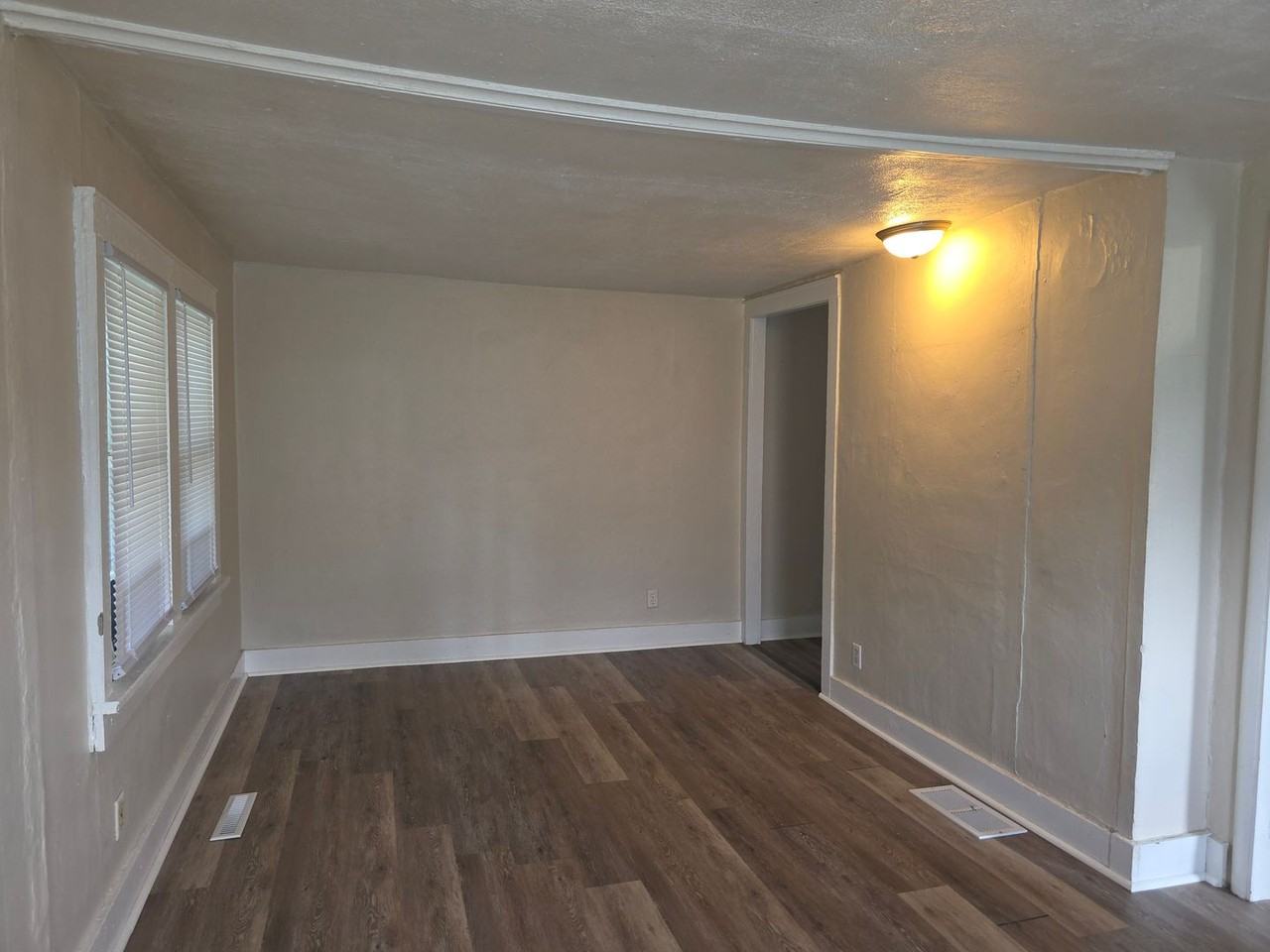 926 S 33rd St - Photo 5 of 8