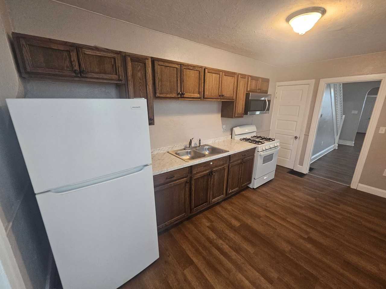 826 Wallace St - Photo 7 of 24