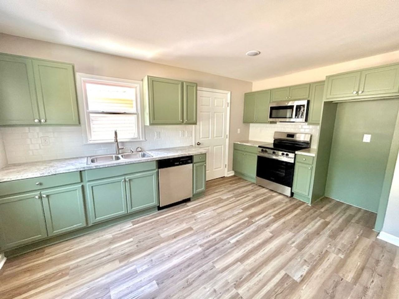 142 Whitt St - Photo 2 of 24