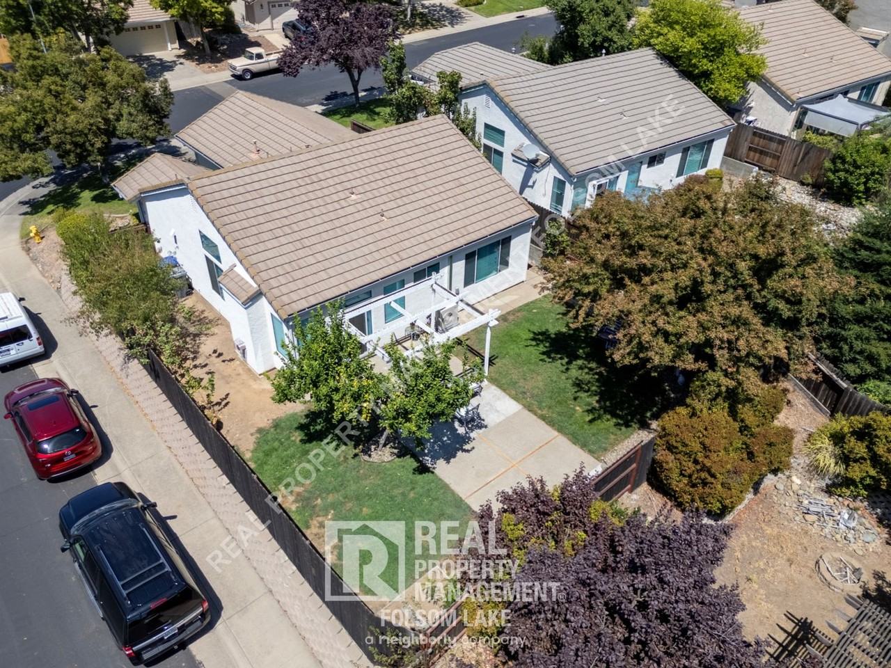 118 Whiting Way - Photo 3 of 4