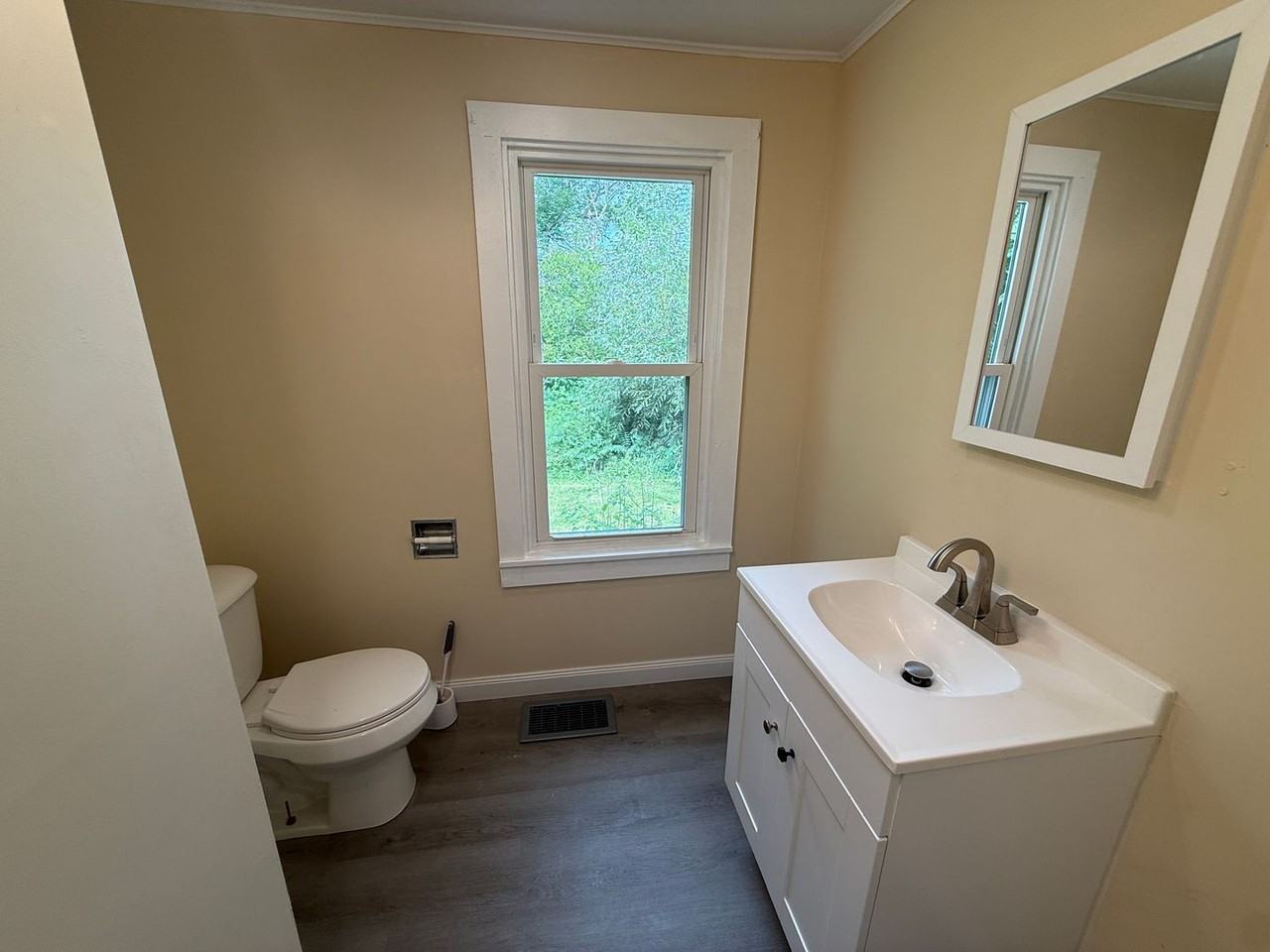 5577 Station St - Photo 5 of 11