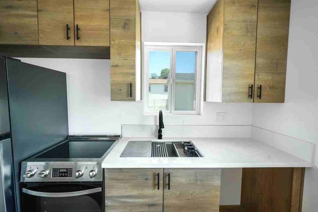 2325 Comstock Street - Photo 3 of 15