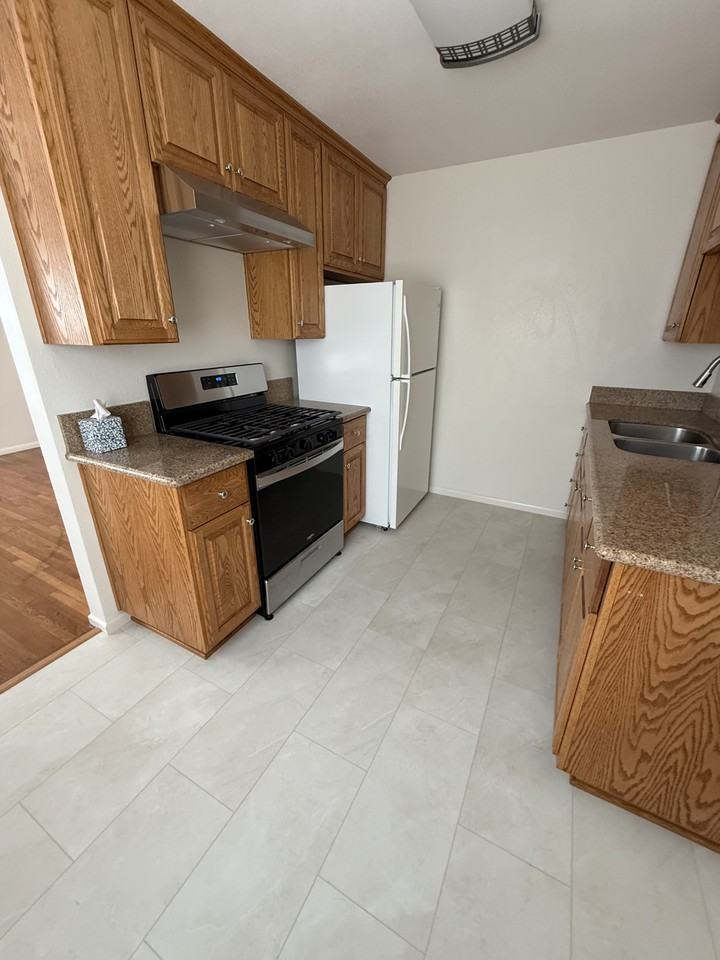247 5th St #B - Photo 3 of 10