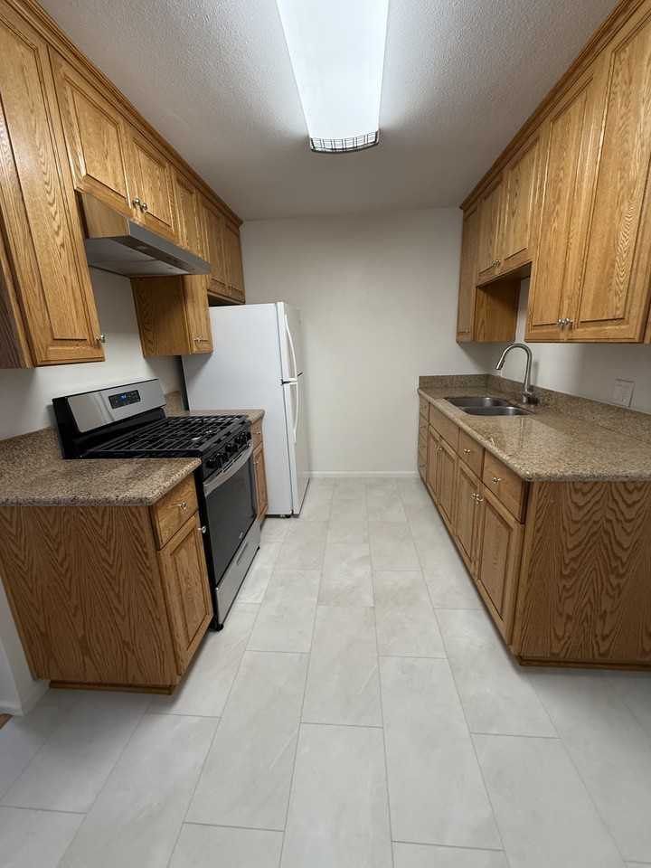 247 5th St #B - Photo 4 of 10