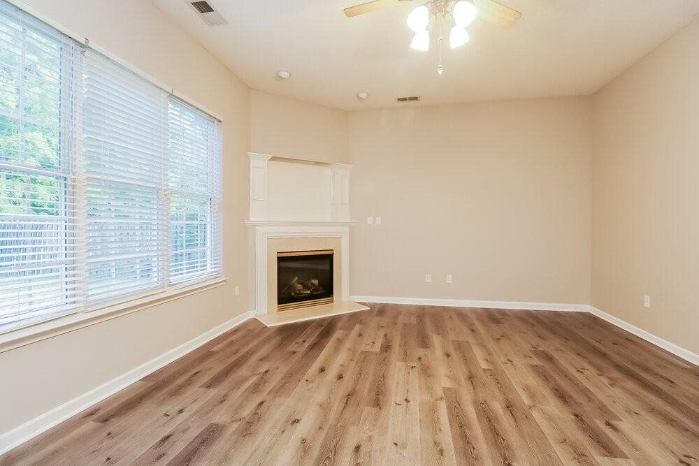 15541 Dehavilland Dr - Photo 5 of 17