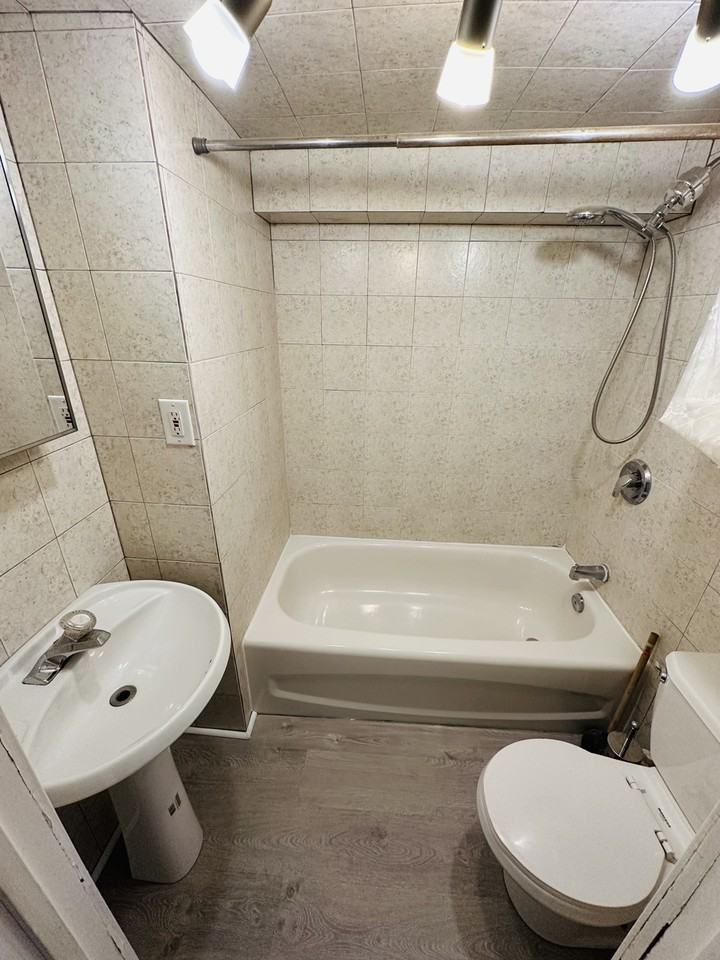 1189 Dufferin St - Photo 3 of 15