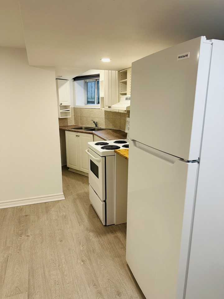 1189 Dufferin St - Photo 4 of 15