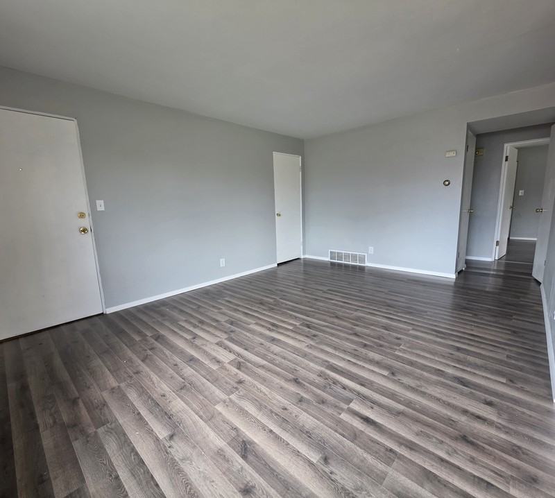 112 Andrew Ave - Photo 5 of 18