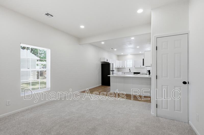 542 E 23rd St - Photo 3 of 26