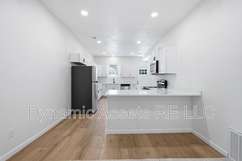 542 E 23rd St - Photo 4 of 26