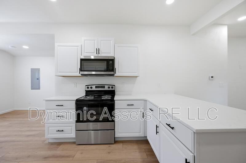 542 E 23rd St - Photo 6 of 26
