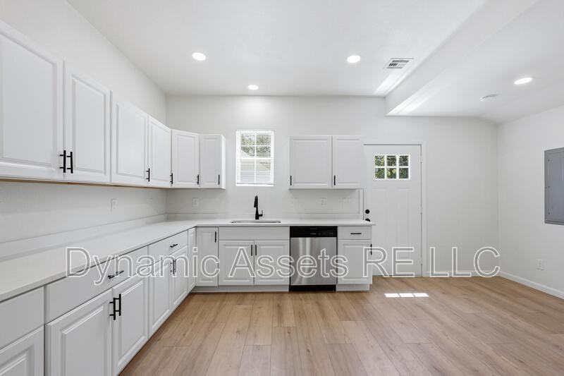 542 E 23rd St - Photo 7 of 26