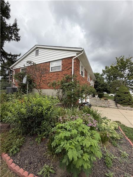 841 Niewahner Dr - Photo 2 of 24