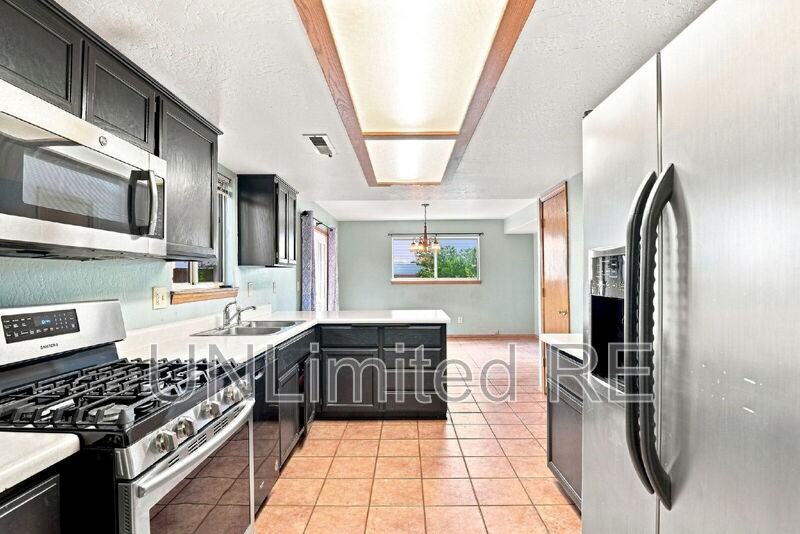3126 N Connor St - Photo 4 of 33
