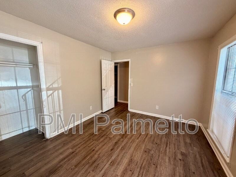 33 Chestnut Ferry Rd #201 - Photo 6 of 12