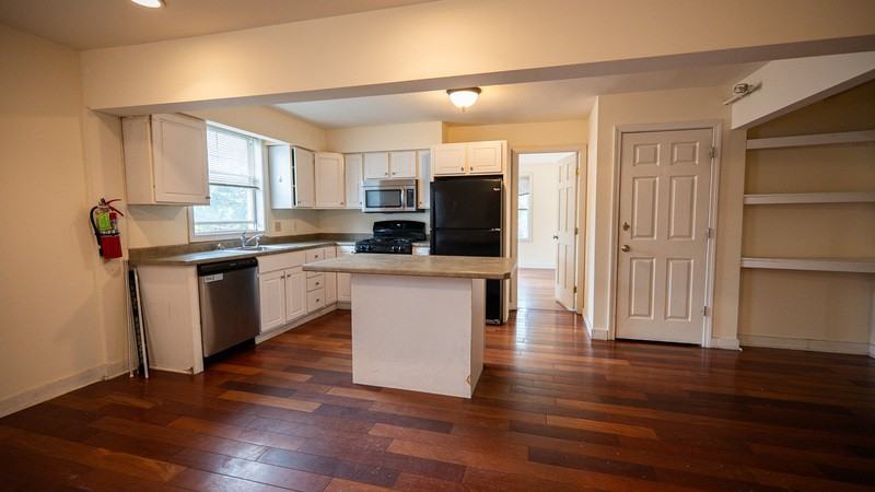 361 Pearl St - Photo 3 of 12