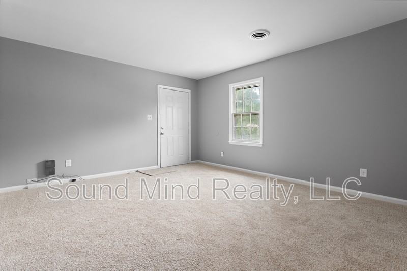1403 Sportsman Trl - Photo 4 of 15