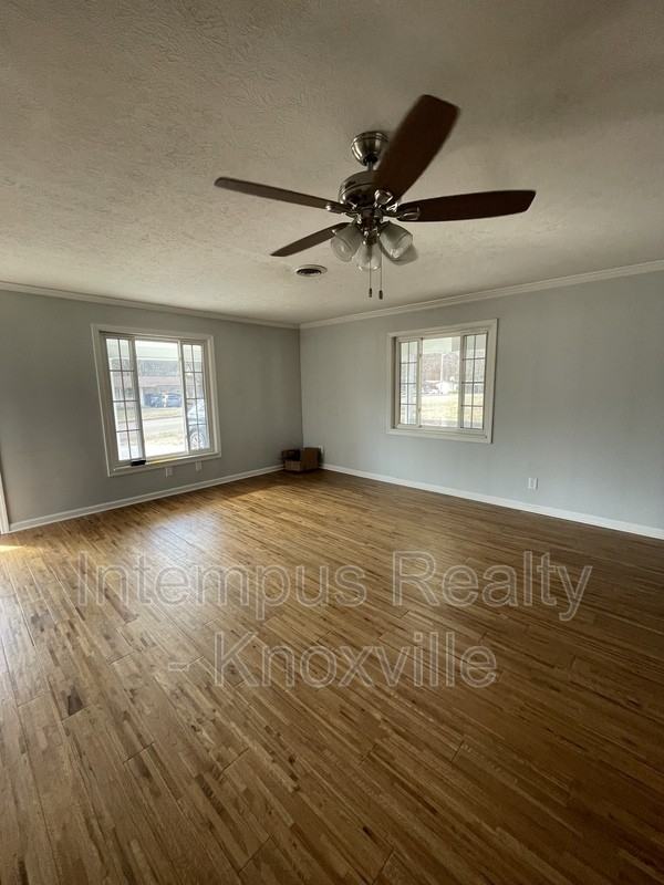724 Waco Rd - Photo 5 of 34