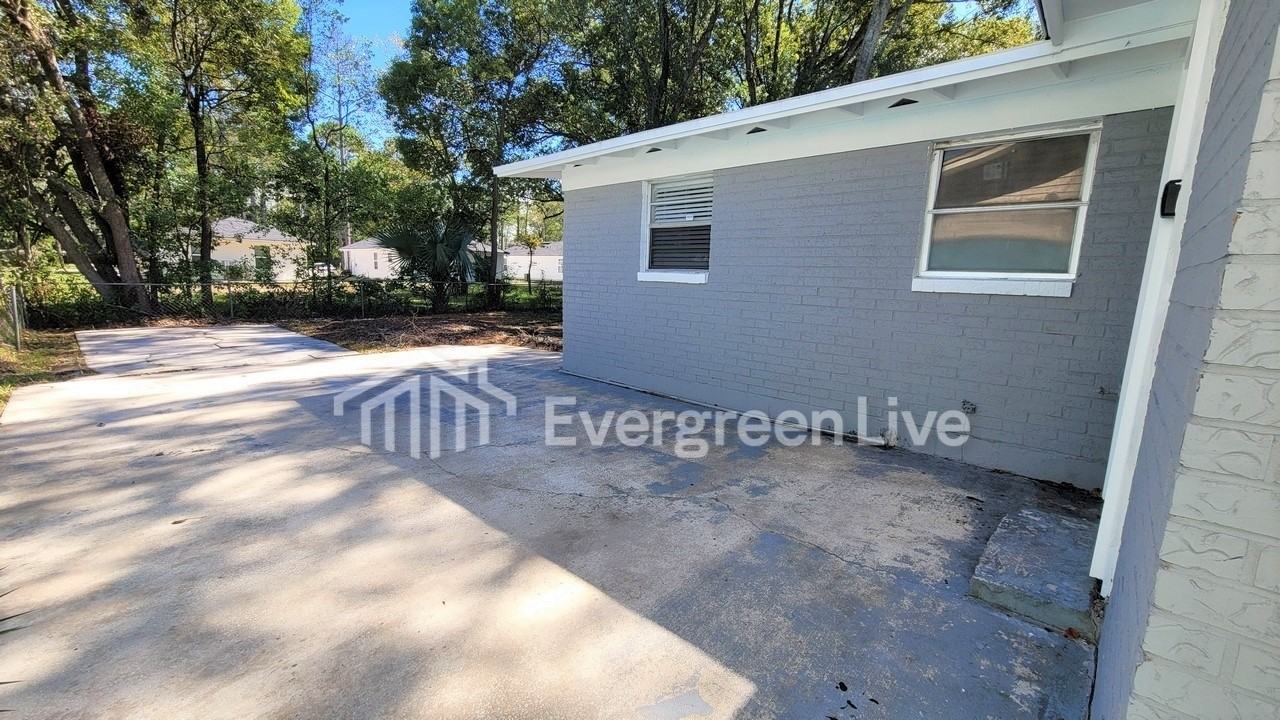 3403 Gladys St - Photo 3 of 26