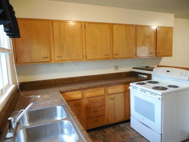 1213 Custer Ave - Photo 3 of 7