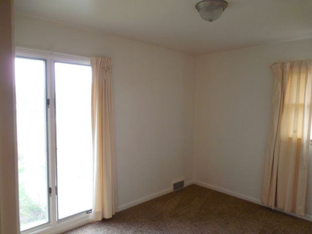 1213 Custer Ave - Photo 6 of 7