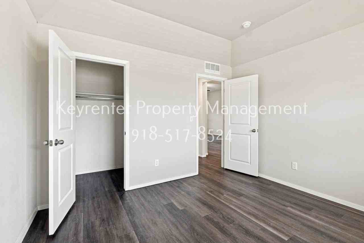 6303 E 123rd St S - Photo 4 of 23