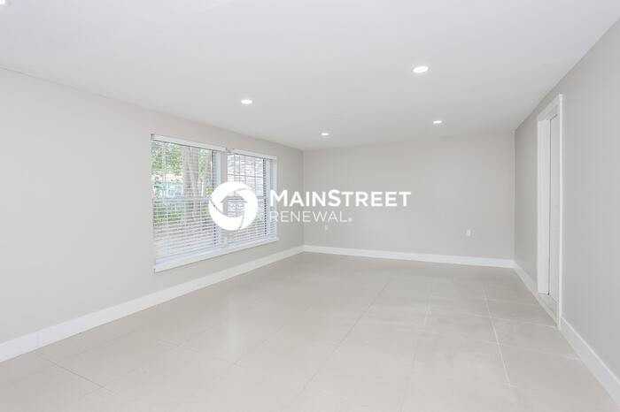 9064 Polk Ave - Photo 4 of 16